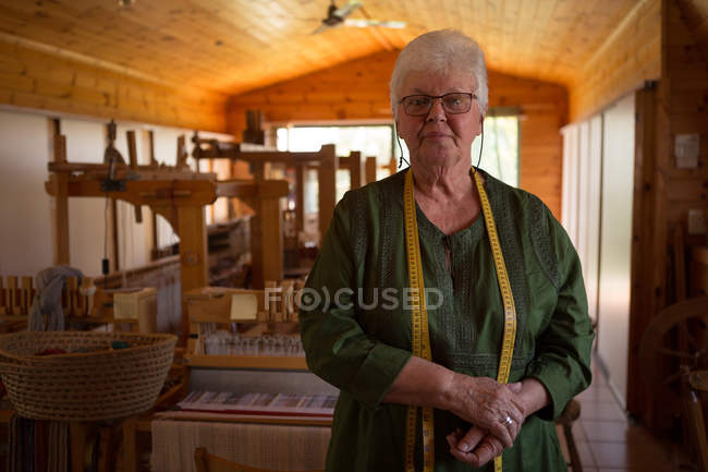 Портрет пожилой женщины, стоящей в магазине — стоковое фото