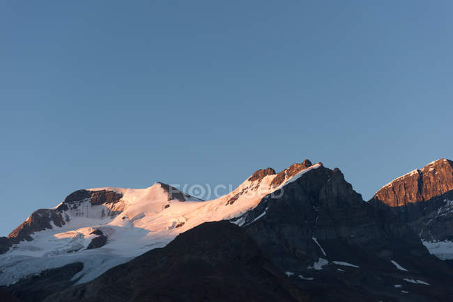 Snow capped mountains on a sunny day — Stock Photo