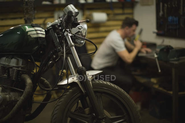 Nahaufnahme des Motorrads in der Garage — Stockfoto