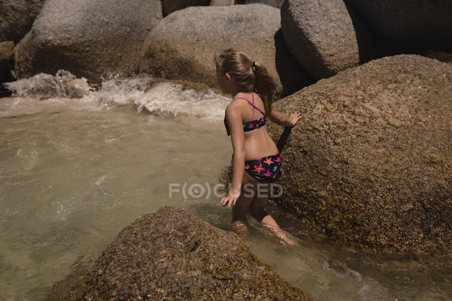 Menina andando na água em um dia ensolarado — Fotografia de Stock