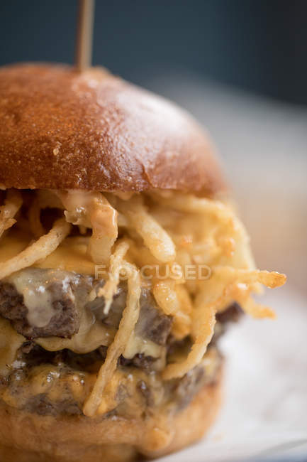 Primo piano di hamburger con cipolla servita nel ristorante . — Foto stock