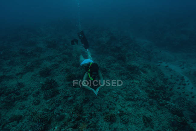 Vue aérienne de la femme nageant sous l'eau dans la mer — Photo de stock