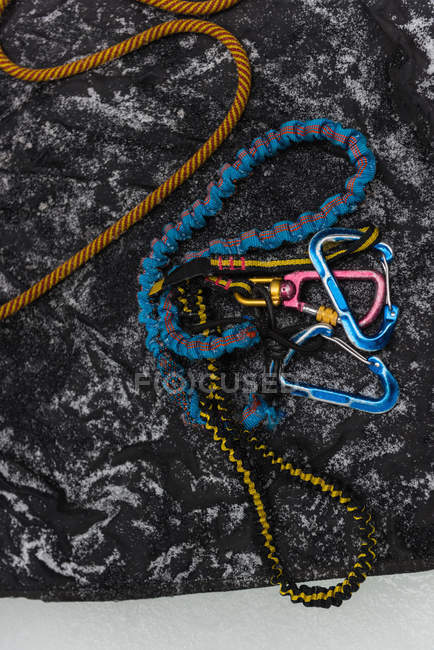 Nahaufnahme von Seil und Clipper-Schlitz auf einer Matte — Stockfoto
