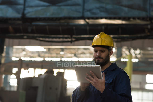 Técnico usando tablet digital na indústria de metal — Fotografia de Stock