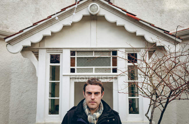 Портрет чоловіка, що стоїть на задньому дворі свого будинку — стокове фото