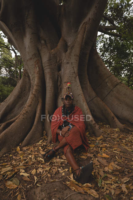 Портрет человека Масаи, отдыхающего под деревом — стоковое фото