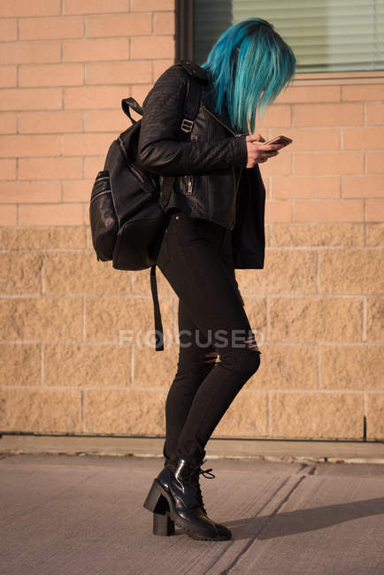 Stilvolle Frau mit Rucksack und Handy — Stockfoto