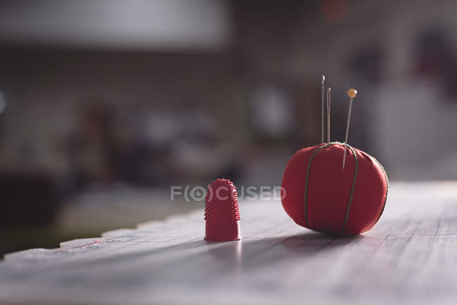 Lana rossa sul tavolo in sartoria — Foto stock