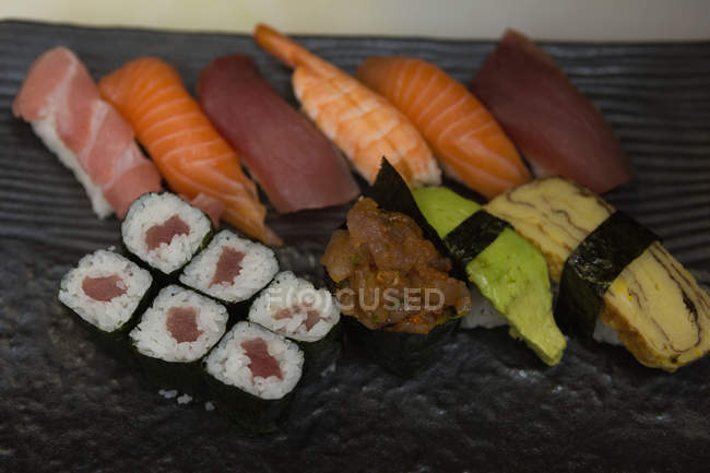 Primo piano di vari sushi disposti in un vassoio — Foto stock