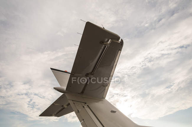 Cola de jet privado contra el cielo nublado - foto de stock