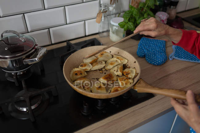 Старші жінки приготування їжі на кухні в домашніх умовах — стокове фото