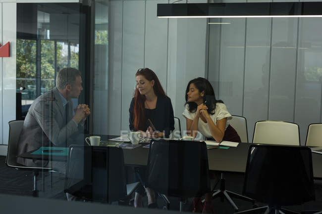 Collèges d'affaires interagissant les uns avec les autres lors d'une réunion au bureau — Photo de stock