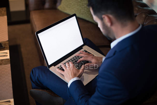 Geschäftsmann benutzt Laptop im Hotel — Stockfoto