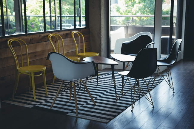 Порожні стільці і стіл в офісі — стокове фото
