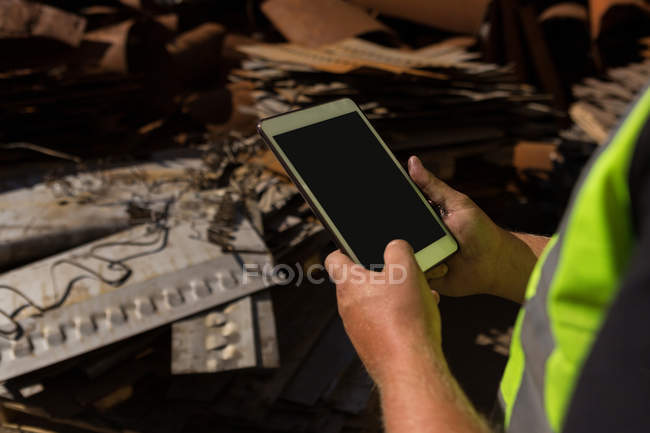 Close-up do trabalhador usando um tablet digital no scrapyard — Fotografia de Stock