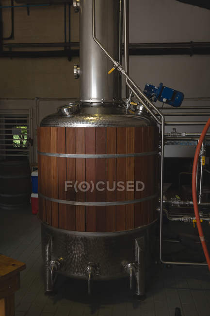 Distilleria di vino in fabbrica di gin — Foto stock
