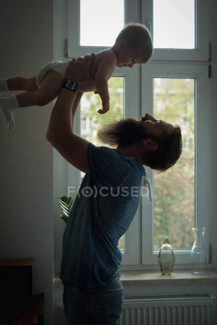 Vater spielt zu Hause mit seinem Baby — Stockfoto