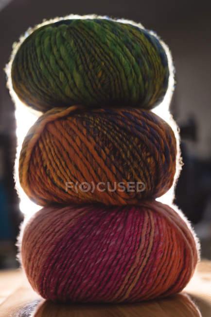 Стопка разноцветной пряжи на столе — стоковое фото