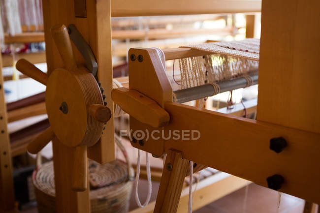 Крупним планом машина з шовковою ниткою на заводі — стокове фото