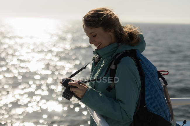 Женщина просматривает фотографии на цифровой камере — стоковое фото