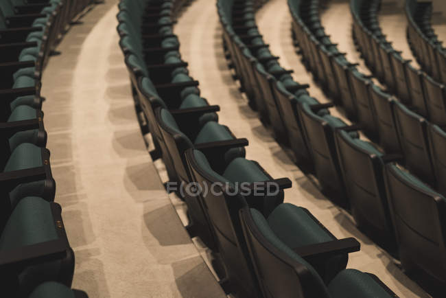 Порожні рядки чорних сидінь в театрі . — стокове фото
