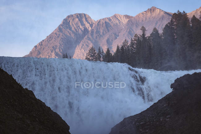 Водоспад у сонячний день, banff Національний парк — стокове фото