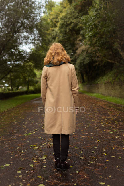 Vista posteriore della donna in piedi nel parco — Foto stock