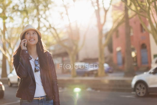 Jovem mulher falando no celular na rua da cidade — Fotografia de Stock