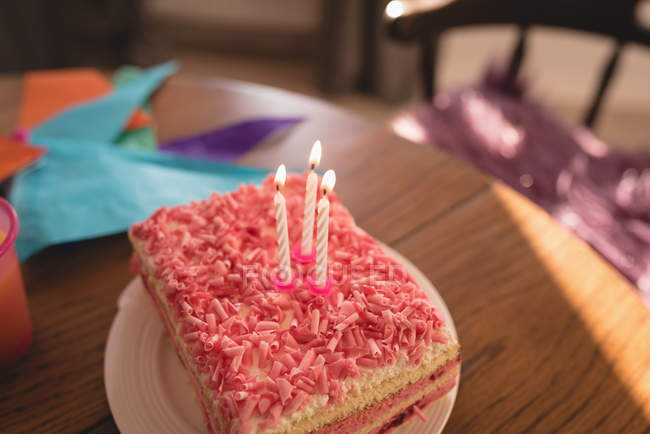 Gros plan du gâteau d'anniversaire avec des bougies à la maison . — Photo de stock