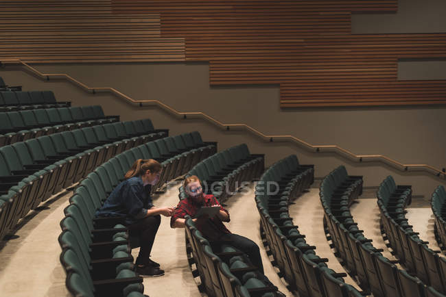 Молодих акторів, використовуючи цифровий планшетний місць в театрі. — стокове фото