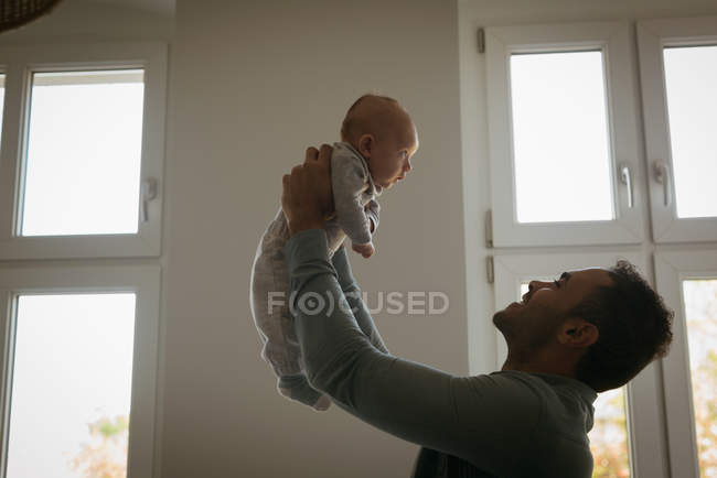Vater spielt zu Hause mit seinem Baby — Stockfoto