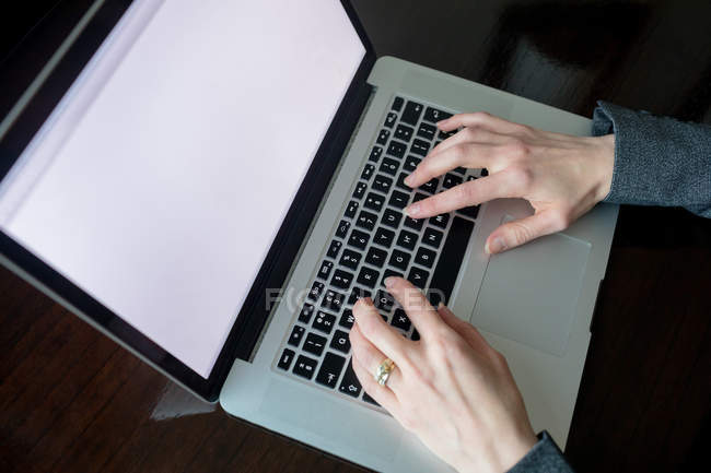 Nahaufnahme einer Geschäftsfrau mit Laptop im Hotel — Stockfoto