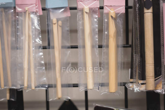 Крупный план упаковки вязаной палки дисплей в магазине — стоковое фото