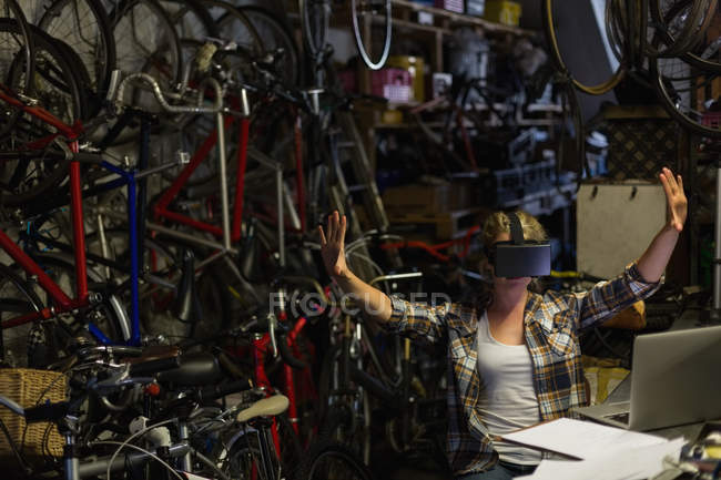 Mechanikerin nutzt Virtual-Reality-Headset in Werkstatt — Stockfoto