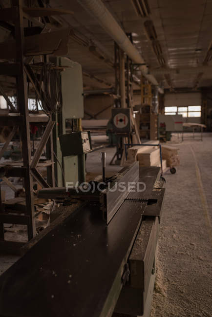 Machine vintage en atelier charpentier — Photo de stock
