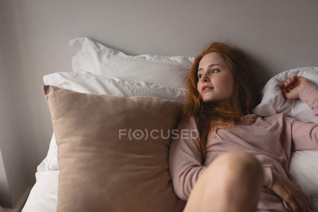 Fiel Regulación Dibuja una imagen Mujer reflexiva relajarse en la cama en el dormitorio en casa — bonito,  Covid19 - Stock Photo | #208554024