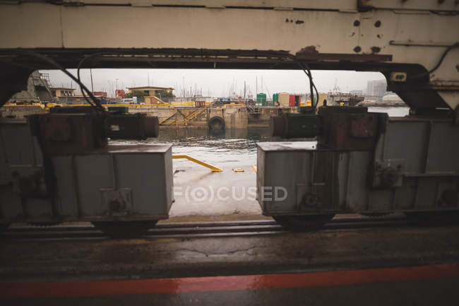Grúas en puerto logístico durante el atardecer - foto de stock