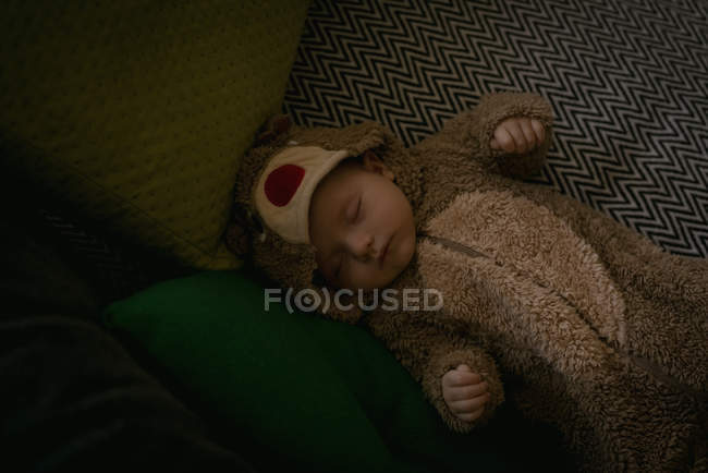Vista ad alto angolo del bambino carino che dorme sul divano — Foto stock