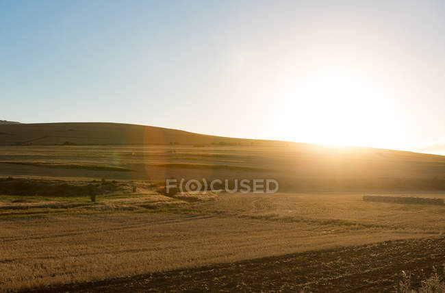 Пейзаж в сельской местности во время восхода солнца — стоковое фото