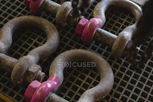 Close-up de equipamento rústico em chapa de ferro — Fotografia de Stock