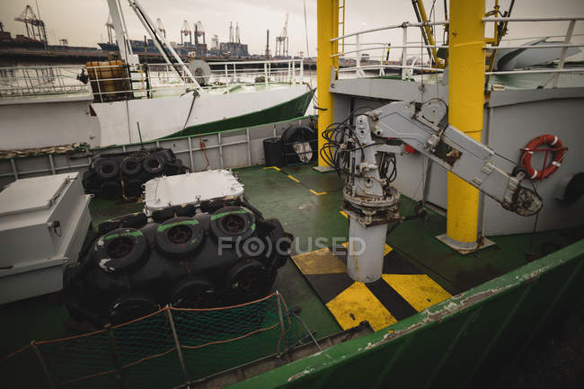 Barca da pesca ormeggiata nei cantieri al crepuscolo — Foto stock