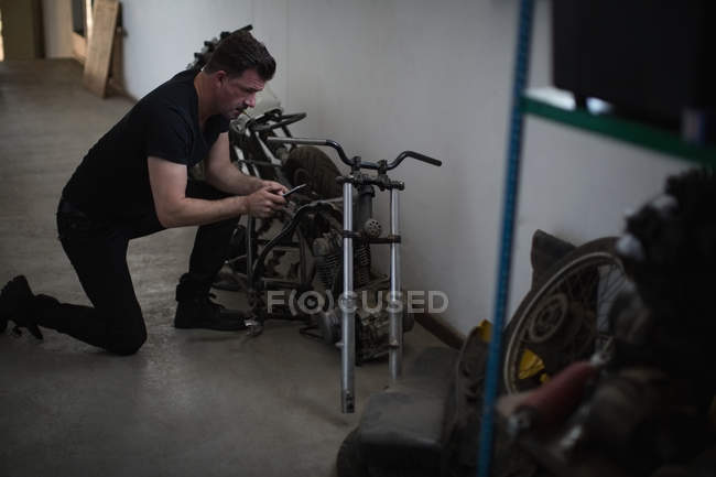 Riparazione meccanica moto in garage — Foto stock
