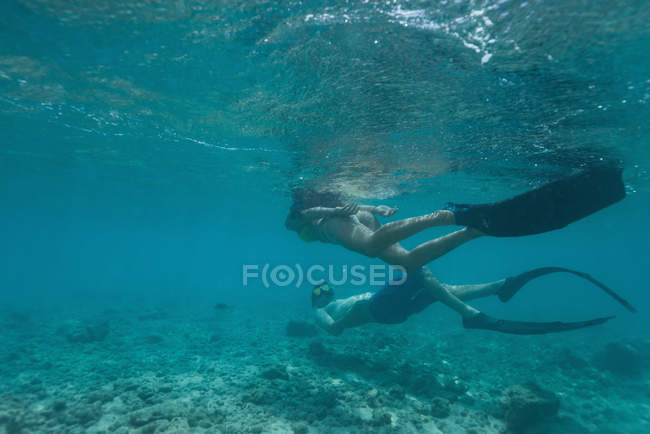 Coppia snorkeling subacqueo in mare turchese — Foto stock