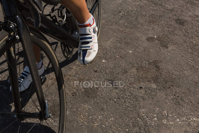Femme motard faisant une pause sur la route par une journée ensoleillée — Photo de stock