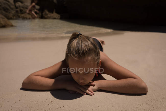 Девушка отдыхает на пляже в солнечный день — стоковое фото