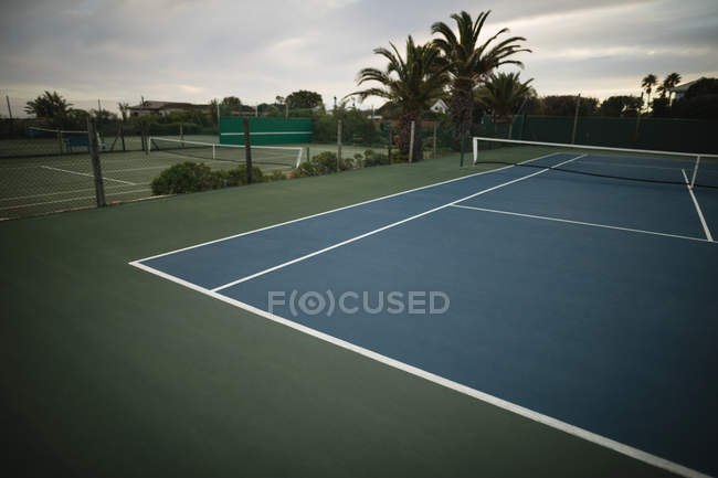 Leerer Tennisplatz an einem sonnigen Tag — Stockfoto