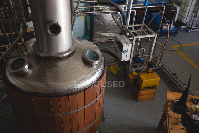 Destilería de vino en fábrica de ginebra - foto de stock