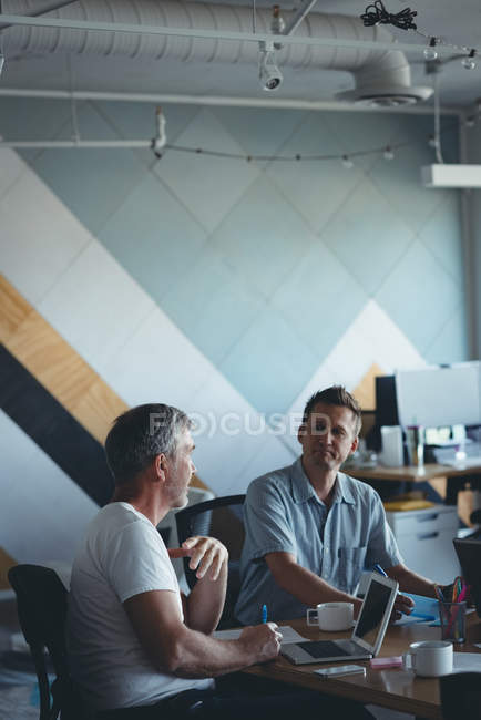 Деловые люди, взаимодействующие друг с другом на встрече в офисе — стоковое фото