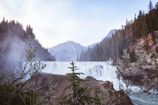 Wasserfall an einem sonnigen Tag, Banff Nationalpark — Stockfoto