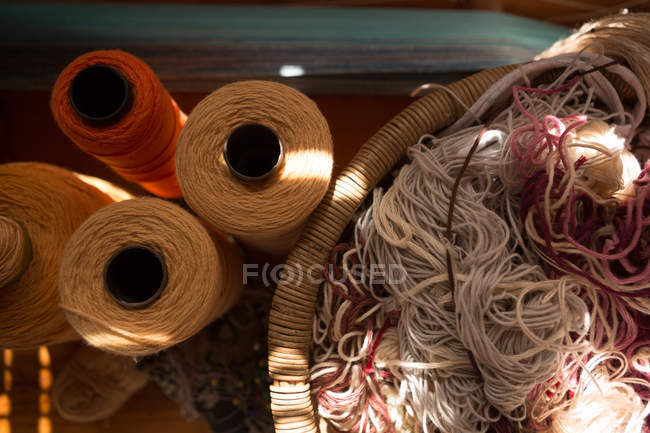 Primer plano del hilo de seda en la tienda - foto de stock
